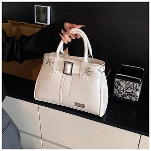 Détails du sac à main en cuir PU blanc avec des clous métalliques et boucles chic