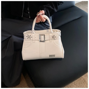 Détail du sac à main blanc à rivets Y2K avec boucles argentées et texture cuir PU mat