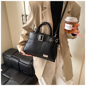 Sac à main chic en cuir mat noir avec rivets argentés et bandoulière amovible pour femme