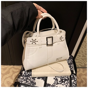 Détails de sac à main blanc avec rivets argentés et texture de cuir de haute qualité