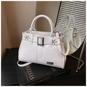 Détail du sac à main en cuir PU blanc avec boucle argentée et rivets métalliques