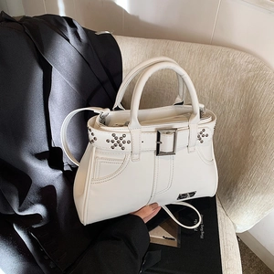 Sac fourre-tout blanc à rivets avec boucles de ceinture et détails argentés