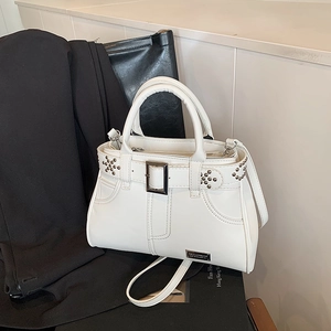 Sac à main blanc avec rivets cloutés, sangles en cuir décoratives et boucles argentées