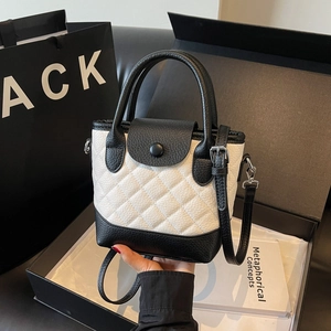 Borsa a secchiello trapuntata bicolore bianco e nero con manico e tracolla in pelle