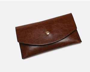 Vue détaillée du portefeuille enveloppe vintage marron avec bouton pression doré et coutures