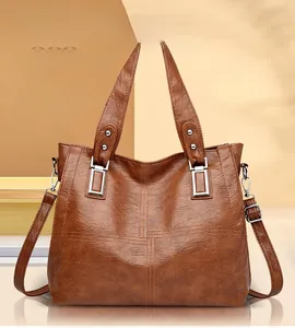 Détail du sac cabas en similicuir grainé avec bandoulière réglable et coutures croisées