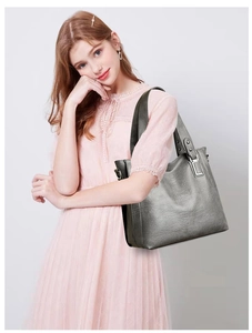 Détail d'un grand sac cabas en similicuir gris avec surpiqûres et bandoulière renforcée