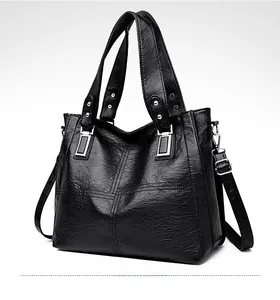Vue latérale du grand sac cabas noir en cuir PU avec texture litchi et détails argentés