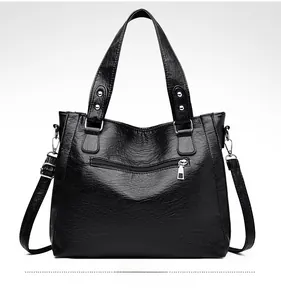 Vue détaillée du dos de ce grand sac fourre-tout avec une poche zippée et une bandoulière