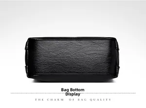 Détail de la base renforcée de ce grand sac cabas noir en cuir PU souple