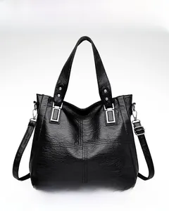Gros plan sur le sac cabas en cuir PU noir montrant coutures géométriques et détails argentés