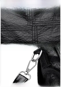 Détail du sac en cuir PU noir à texture litchi avec crochet mousqueton en métal argenté