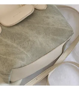 Gros plan détaillé du tissu sarcelle et des coutures en cuir blanc du sac seau