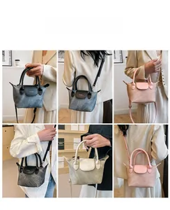 Détails montrant plusieurs couleurs du mini sac à main trapèze sur un mannequin