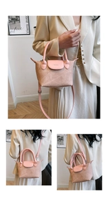 Détail du sac cabas en toile rose avec poignées en cuir et logo de marque ZHONMA