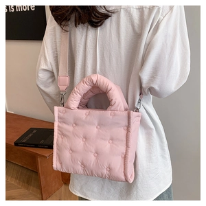Detailansicht der rosa gesteppten Handtasche mit Punktnaht und breitem Schultergurt