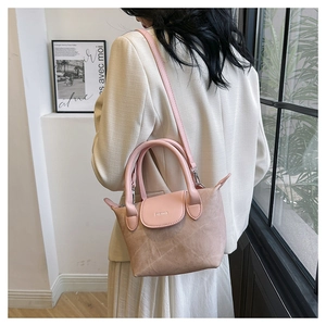 Détails du mini sac seau rose et beige avec poignée et bandoulière amovible réglable