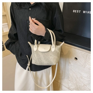 Vue détaillée du petit sac seau minimaliste avec logo ZHCNMA et texture mate élégante