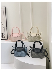 Détails de quatre mini sacs seaux en rose, beige, bleu et noir avec texture denim délavée