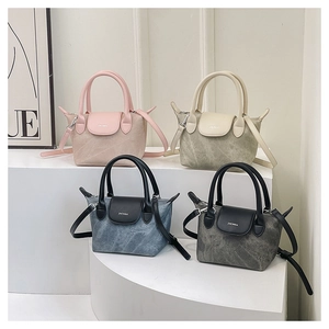 Sélection de quatre sacs seaux chic en couleurs pastel sur des supports géométriques