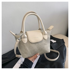 Détails d'un sac seau chic crème et kaki avec des doubles poignées robustes