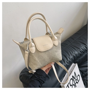 Détails du sac seau kaki texturé avec poignées en cuir beige et logo ZHONMA
