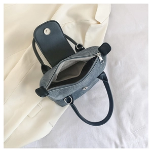 Vue intérieure du sac seau en tissu gris montrant la poche zippée et la doublure spacieuse