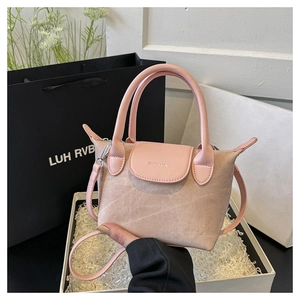 Détail du sac seau beige et rose avec logo ZHONMA présenté dans un coffret cadeau blanc
