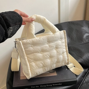 Gesteppte Daunen-Baumwolltasche in Off-White mit Schultergurt und Tragegriff