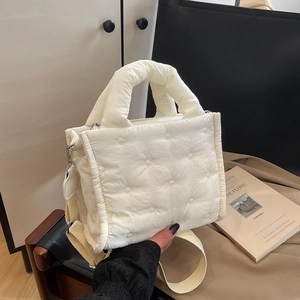 Gepolsterte gesteppte Mini-Umhängetasche aus cremeweißem Nylon mit breitem Gurtband
