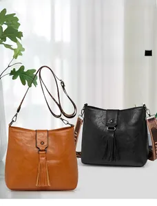 Détail de sacs seaux en cuir texturé rétro avec glands décoratifs et doubles bandoulières