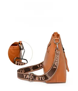 Détail du sac seau en cuir caramel avec ferrures métalliques amovibles de haute qualité