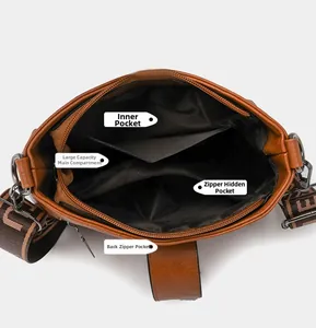 Vue macro de l'intérieur du sac seau avec compartiments et poches zippées pratiques