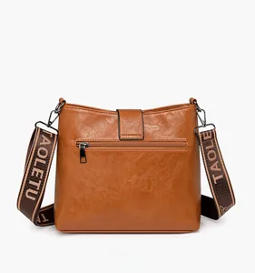 Détail arrière du sac seau marron en cuir huilé avec poche zippée et bandoulière