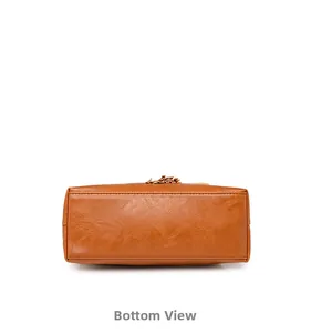 Vue détaillée du fond du sac seau en cuir marron avec glands et coutures soignées