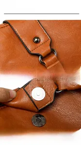 Détail macro du cuir texturé litchi avec rivet en métal et fermoir magnétique