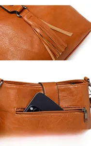 Détails du sac seau caramel avec pampilles et poche arrière zippée pour ranger un téléphone