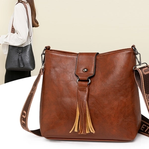 Sac seau vintage avec franges et large bandoulière tissée ETU en cuir marron foncé
