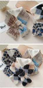 Detailansicht von flauschigen Kunstkaninchenfell-Schals mit Leoparden- und Batikmustern