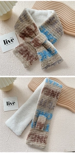 Detailansicht eines weichen beigen Plüschschals mit blauem Muster und warmem Futter