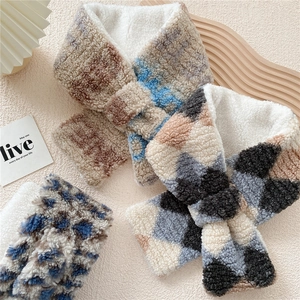 Plüschiger Damen Kunstfell-Kreuzschal mit warmem Fleece-Futter in modischen Winterfarben