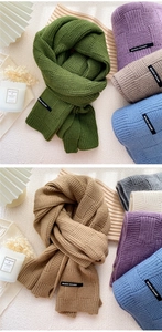 Détails macro du tricot épais à texture panier et étiquette de marque sur l'écharpe