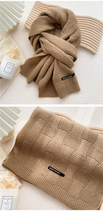 Gros plan sur l'écharpe en tricot kaki avec texture à carreaux et étiquette tissée épurée