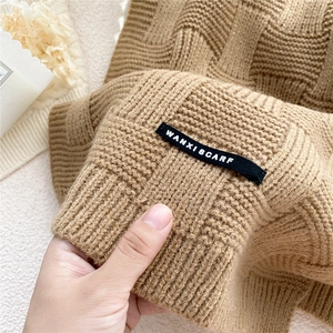 Écharpe d'hiver en tricot camel avec texture épaisse et étiquette de marque élégante