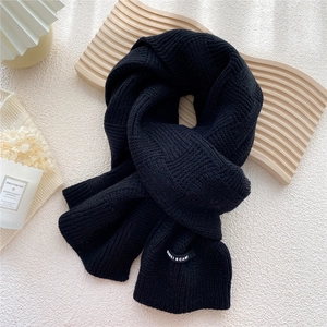 Écharpe en tricot noir uni pour femme avec étiquette logo et texture chaude d'hiver