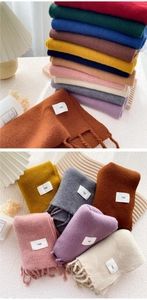 Detailansicht bunter einfarbiger Strickschals mit Fransen und weicher Textur