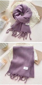 Detail der Strickstruktur des lila Schals mit Fransen und minimalistischem egg-Label