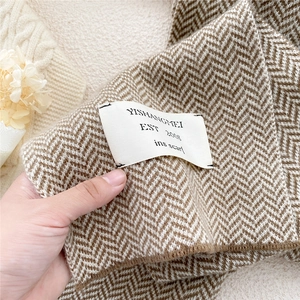 Thick two-tone herringbone knit scarf in brown and white with minimalist logo patch