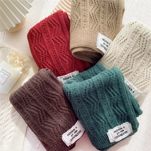 Thick knit scarves in five colors featuring wavy hollow patterns and fashion labels