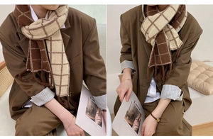 Détail d'une écharpe en maille à carreaux marron et beige avec franges pour style d'hiver